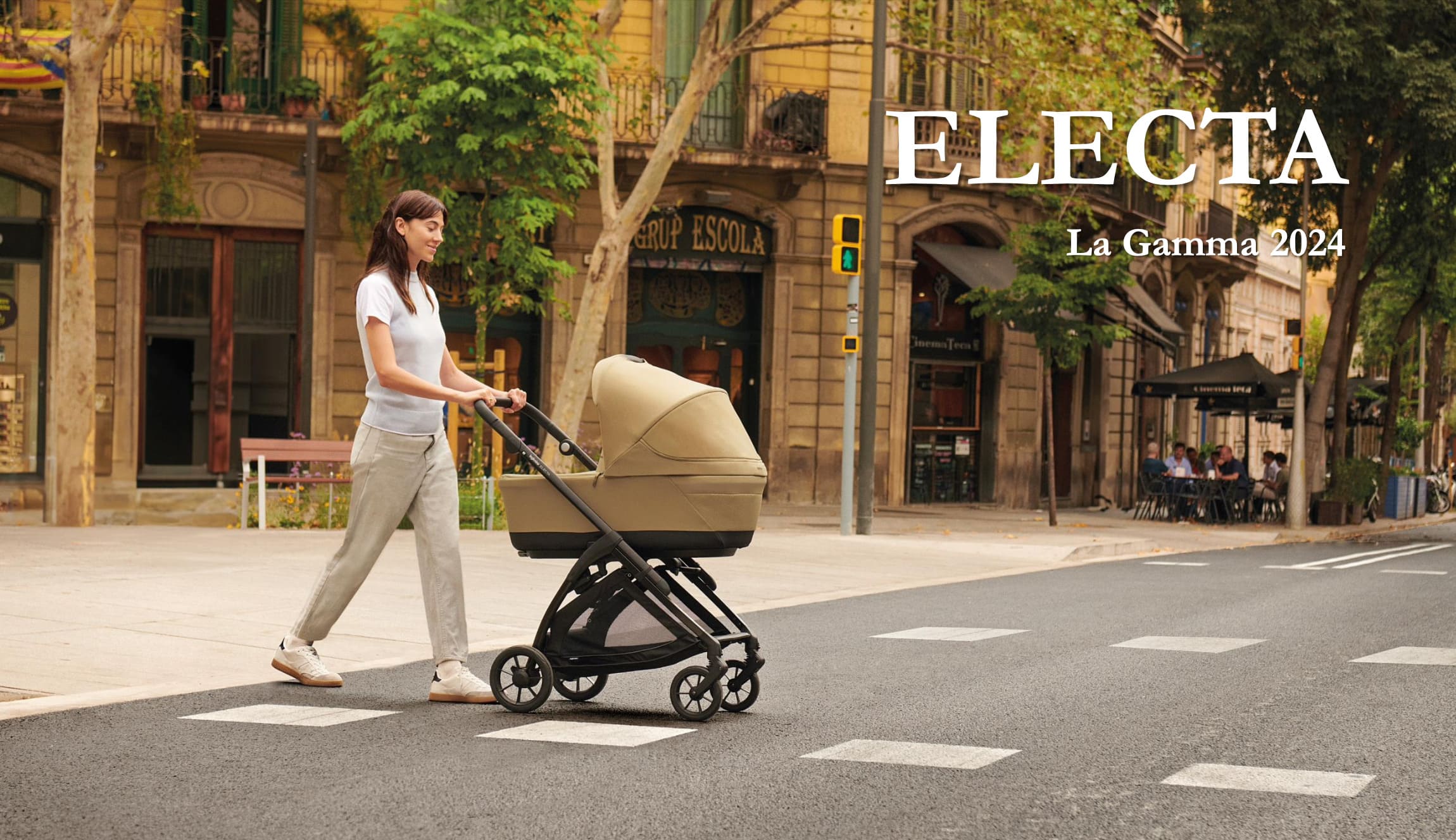 Carrito inglesina electa modelo 2024 imagen de mama paseando en entorno urbano con su bebe en el capazo ergonómico